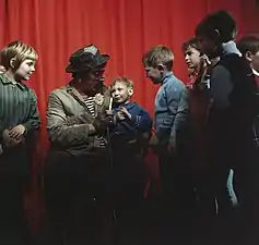 Tom Manders dans son cabaret en 1968