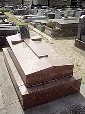 Photographie montrant une tombe en marbre.