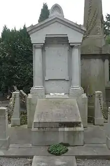 Monument funéraire de Joseph-Ferdinand Toussaint (1807-1885), homme politique saint-simonien, et de sa famille, au premier rond-point.