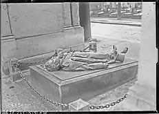 Le gisant par l'agence Rol, en 1925.