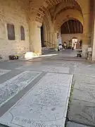 Tombes sur le parvis de l'église.