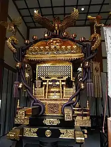 Le plus grand mikoshi du Japon au Tomioka Hachiman-gū.