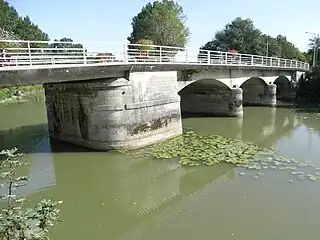 Pont deTonnay-Boutonne vue Aval. Passe marinière à gauche