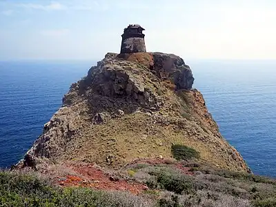La tour génoise sur son piton rocheux.