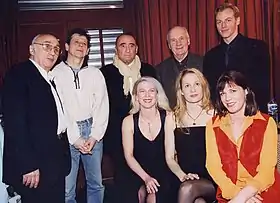 Équipe de la version française de la pièce À torts et à raisons de Ronald Harwood, après la 100e représentation au théâtre Montparnasse, le 20 décembre 1999. Debout, de gauche à droite : Marcel Bluwal, Fabrice Eberhard, Claude Brasseur, Michel Bouquet et François Feroleto; assises, de gauche à droite : Beata Nilska, Geno Lechner et Catherine Bluwal (costumière).