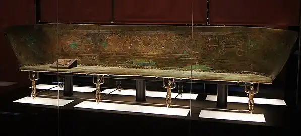 La banquette en bronze