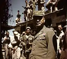 Le vice-amiral Michitaro Tozuka (en), commandant la base navale de Yokosuka après sa reddition le 30 août 1945.