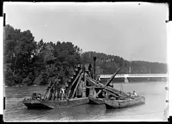 Drague sur un bras de la Garonne, amont du pont Saint-Michel. Photo d'Eugène Trutat conservée au Muséum de Toulouse