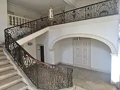 L'escalier d'honneur et sa rampe en fer forgé, œuvre du maître-ferronnier Bernard Ortet.