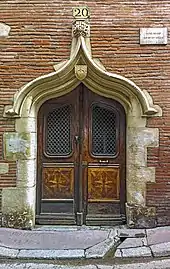 no 20 : porte gothique de l'hôtel.