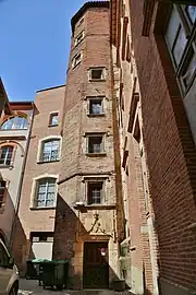 Tour de 1477 dans la cour