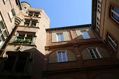 Haut de la tour et de la façade nord.