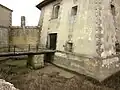 Tour-réduit et son fossé en centre du Fort Lupin.