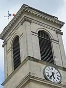 Clocher nord de l'église avec un drapeau français comme girouette.