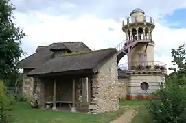 La tour vue du côté des ruches