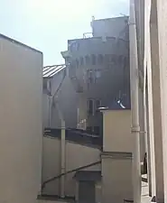 La tour vue de la cour intérieure du no 90.
