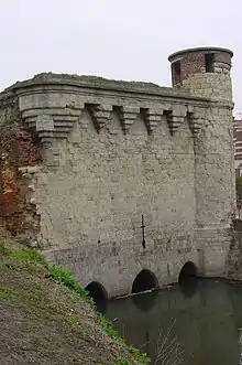 la porte d'eau dite « Tour des Arquets » ;