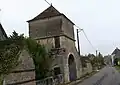 Tour et porche, peut-être du XVIIe siècle.