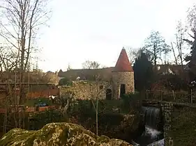 L'une des deux tours restantes de l'ancien château féodal de Bures-sur-Yvette (sud, réhabilitée)