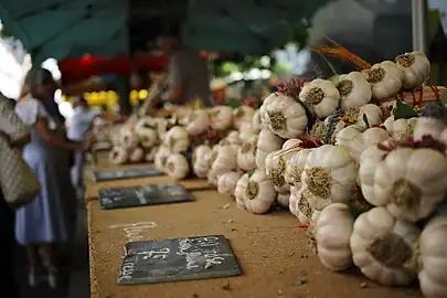 Tresse d'ail sur un stand.