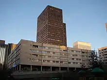 Tour Franklin avec la résidence Boieldieu en premier plan à La Défense