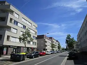 Vue de la rue Denis-Mayer, avec à gauche la résidence Soléo.