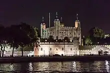 Vue d'ensemble du bâtiment, la nuit.