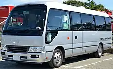 La tardive Toyota Coaster Long Body GX XZB50 (トヨタ・コースター ロングボディ GX・XZB50?), modèle de la série B50, troisième génération (1992 - 2017).