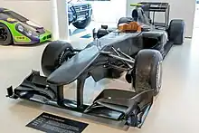 Photo d'une monoplace noire, vue de l'avant.