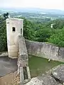 La tour ronde, la haute-cour, rempart avec un couloir menant du donjon à la tour-latrine disparue.
