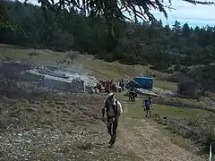 Sortie de la zone de ravitaillement du jas de la Couanche, sur le sentier GR91B et lors du trail du Ventoux 2014.