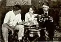 Le réalisateur Perry N. Vekroff et les acteurs Frankie Mann et Stuart Holmes, lisant le Magazine Motion Picture News (1920).