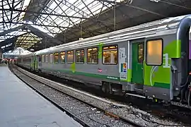 Voiture corail Haute-Normandie (1ère classe) en gare de Paris Saint-Lazare.