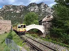 Le "train jaune", à côté de la Têt et de la ville médiévale de Villefranche-de-Conflent.