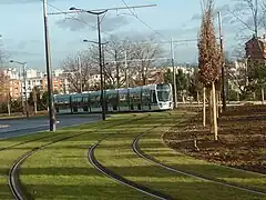 Tram près du parc de la Butte-du-Chapeau-Rouge.