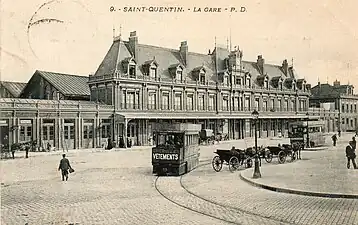 Tramway Mékarski devant l'ancienne gare de Saint-Quentin