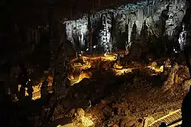 Travaux dans la grotte.