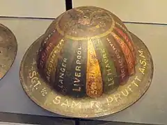 1914-18. Casque desoldat américain décoré.Coll. National World War I Museum