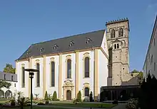 Collégiale baroque et clocher roman Saint-Willibrord.