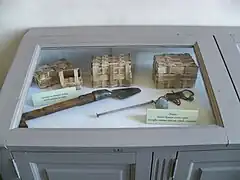 Cavadou (petite pelle)et caissettes.