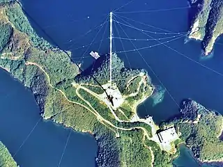 Antenne H du système de navigation Omega, un système obsolète de Système de navigation Oméga, Tsushima, Japon, 389 mètres, construite en 1973. Émission sur 10–14 kHz.
