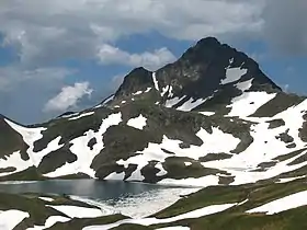 Le Maubermé vu depuis l'Espagne avec le lac de Montoliu.