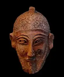 Protomé masculin, H 0,19 m, terre cuite moulée et retouchée (Ve siècle av. J.-C.).