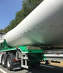 Turbulateurs de pied de pale d'éolienne, captés sur la route dans le Finistère (France).