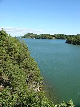 Vue depuis le pont de Kirveenrauma, la rive de Nimetön à gauche et l'île d'Airismaa et Uutiskuvanvuori de l'autre côté du détroit.
