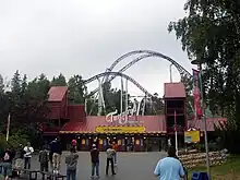 L'attraction vue depuis l'entrée du parc.