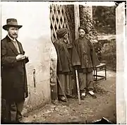 1871. Autoportrait aux soldats Mandchous (Amoy, Fukien, Chine).