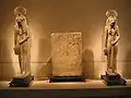 Deux statues de Sekhmet et un relief funéraire (Musée égyptien de Berlin).