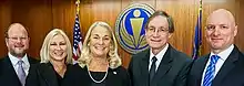 Photographe des membres de la Commission de sécurité des produits consommateurs des États-Unis, une agence indépendante du gouvernement des États-Unis. De gauche à droite, Commissaire Peter Feldman, Commissaire Dana Baiocco, Président par intérim Ann Marie Buerkle, Commissaire Robert Adler, et Commissaire Elliot Kaye
