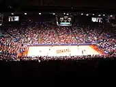 Vue depuis le haut des tribunes de la salle, lors d'un match de basket-ball.